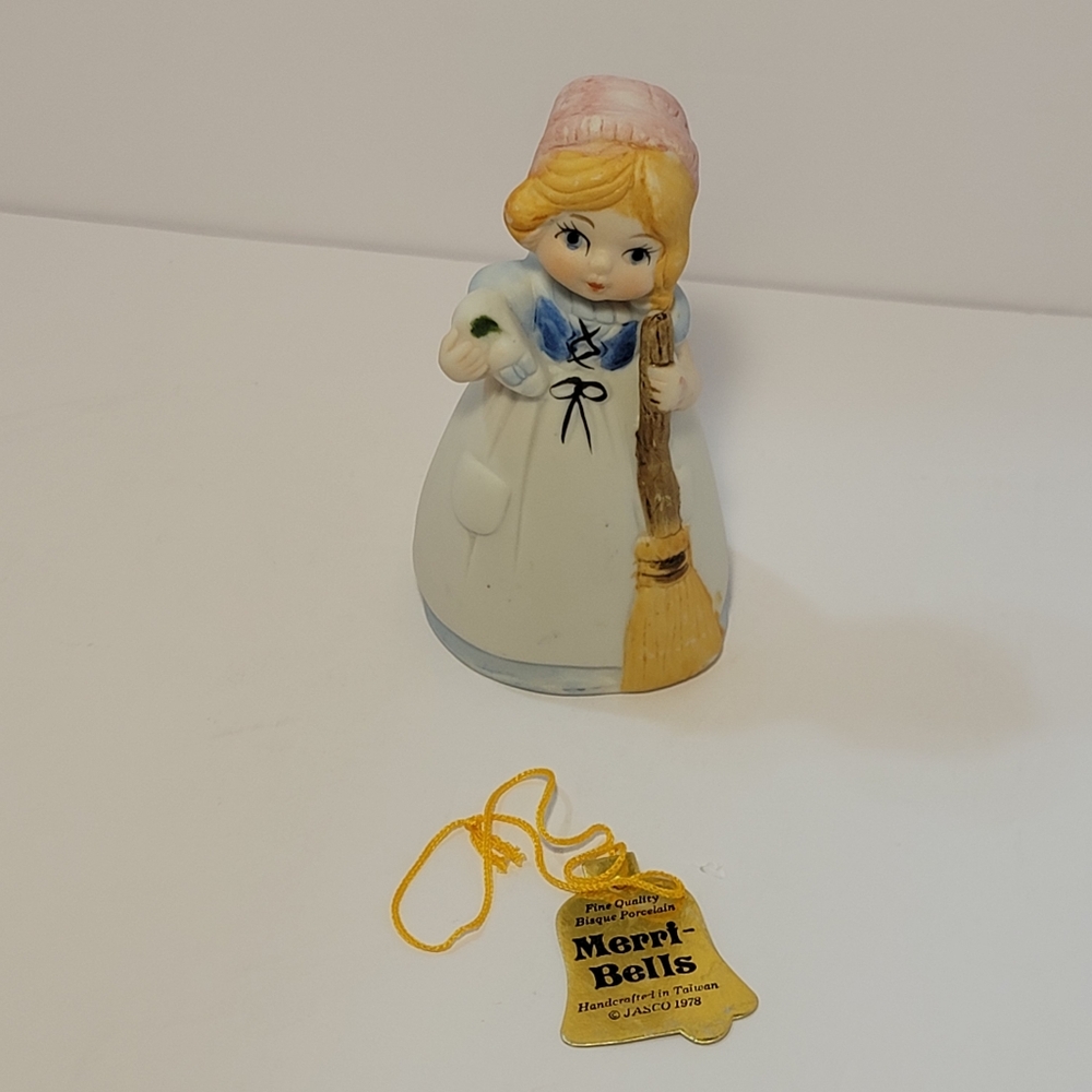 💚Vintage 1978 Jasco Merri-Bells Cinderella Slipper‎ Broom Bisque Bell Figurine